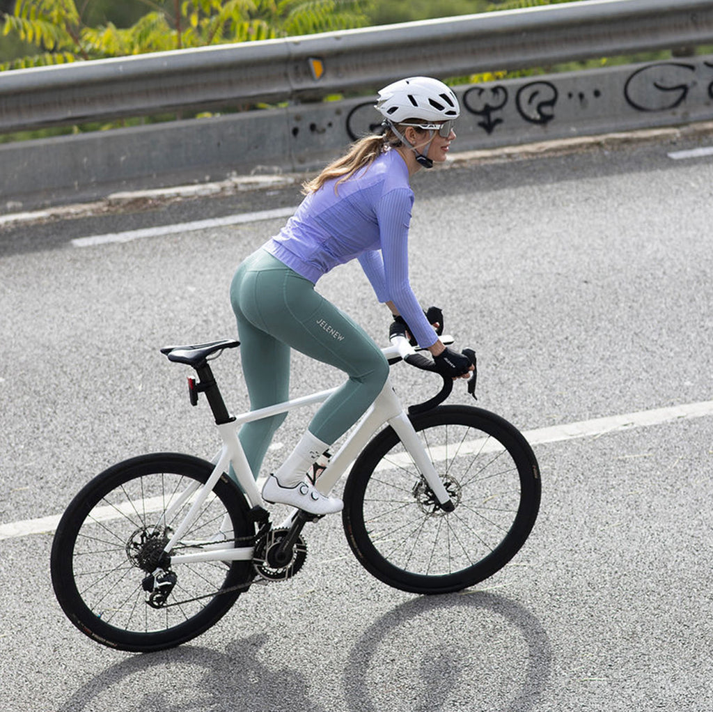 Woman cycling wearing seamless cross waist cycling tights with Elastic Interface® Wallone WP3 chamois for long rides